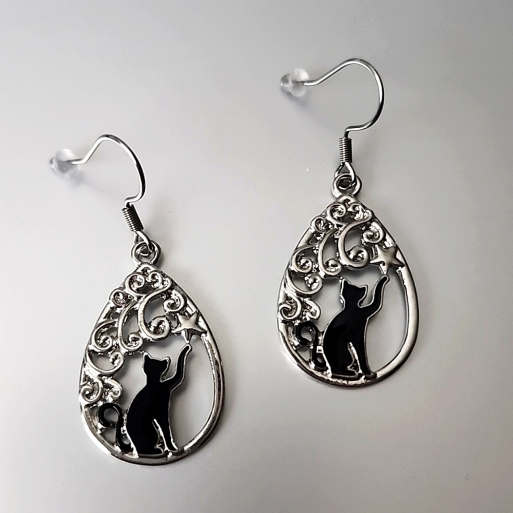 Playful Cat Star Earrings Beautiful Enamel design